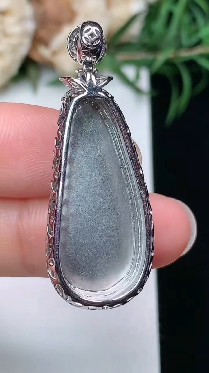 天然A货翡翠k金紫罗兰福豆吊坠，尺寸38-14.6-8.9
3月22日