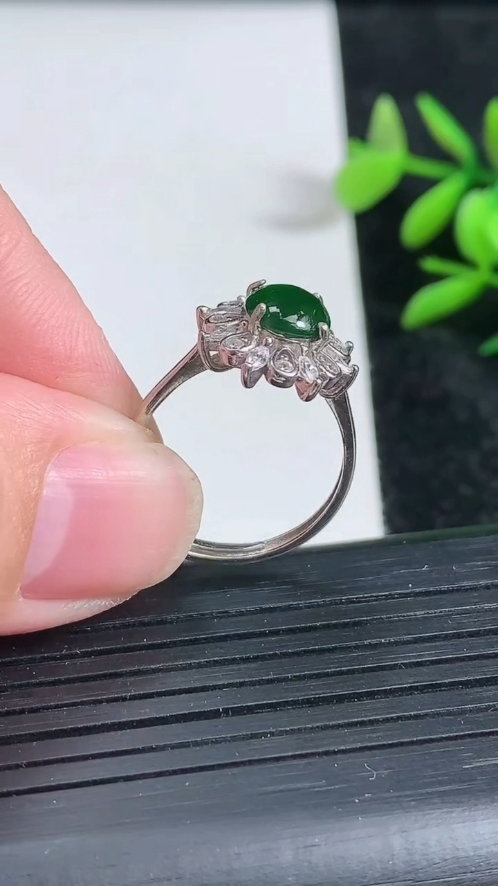 天然A货翡翠蛋面戒指，尺寸8-6.8，重:2.31g2026年3月22日
工厂直销收藏佳品,种好水足，色泽均匀，有种有色，上手高大气！