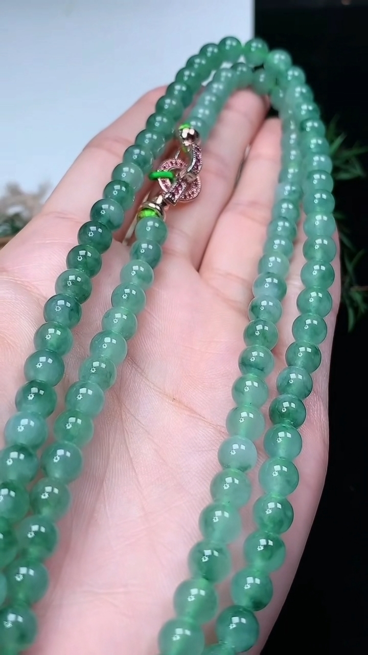 天然A货翡翠飘花圆珠项链，尺寸6.3-108颗，重量:49.78g3月22日
工厂直销收藏佳品,种好水足，色泽均匀，有种有色，上手高大气！
