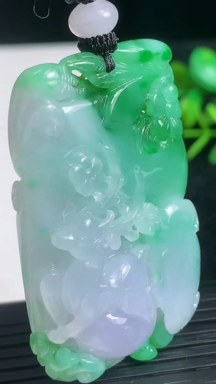 天然A货翡翠梅花鹿吊坠尺寸52.9-33.2-12.7重量:43.75g
3月22日