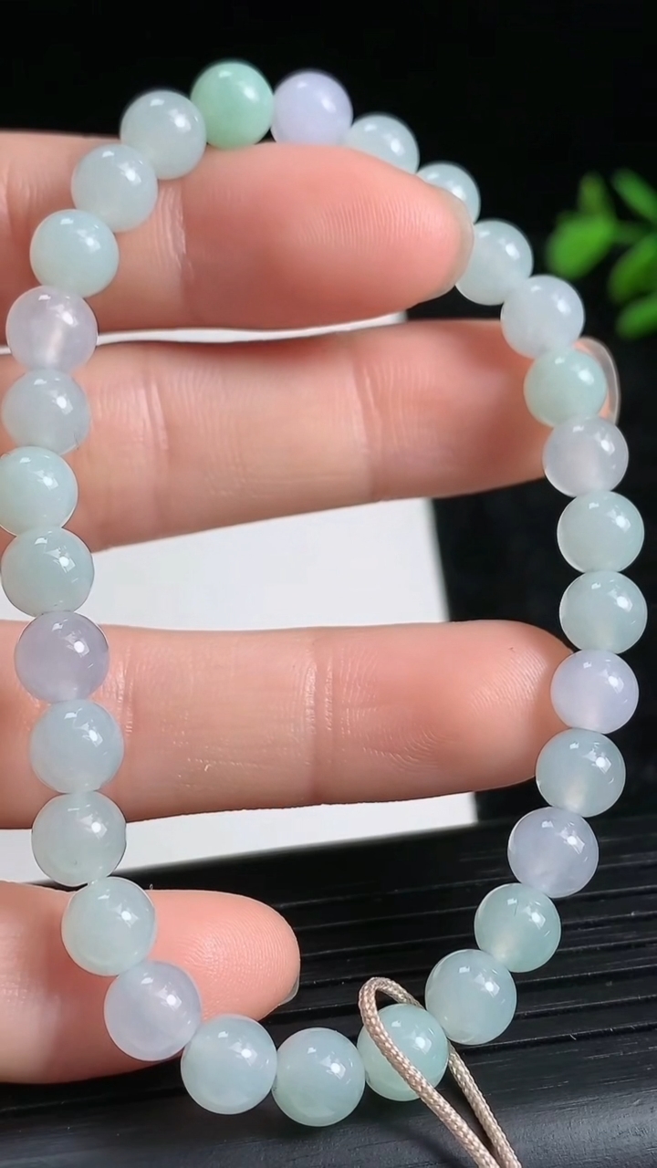 天然A货翡翠圆珠手串尺寸6.1-30颗重量:12.30g3月22日
工厂直销收藏佳品,种好水足，色泽均匀，有种有色，上手高大气！