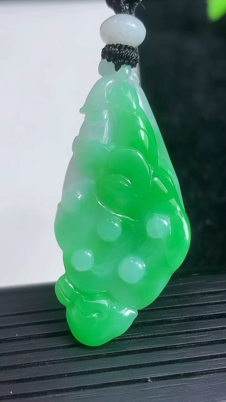 天然A货翡翠莲蓬吊坠尺寸44.4-21.6-8.9重量:14.25g
3月22日