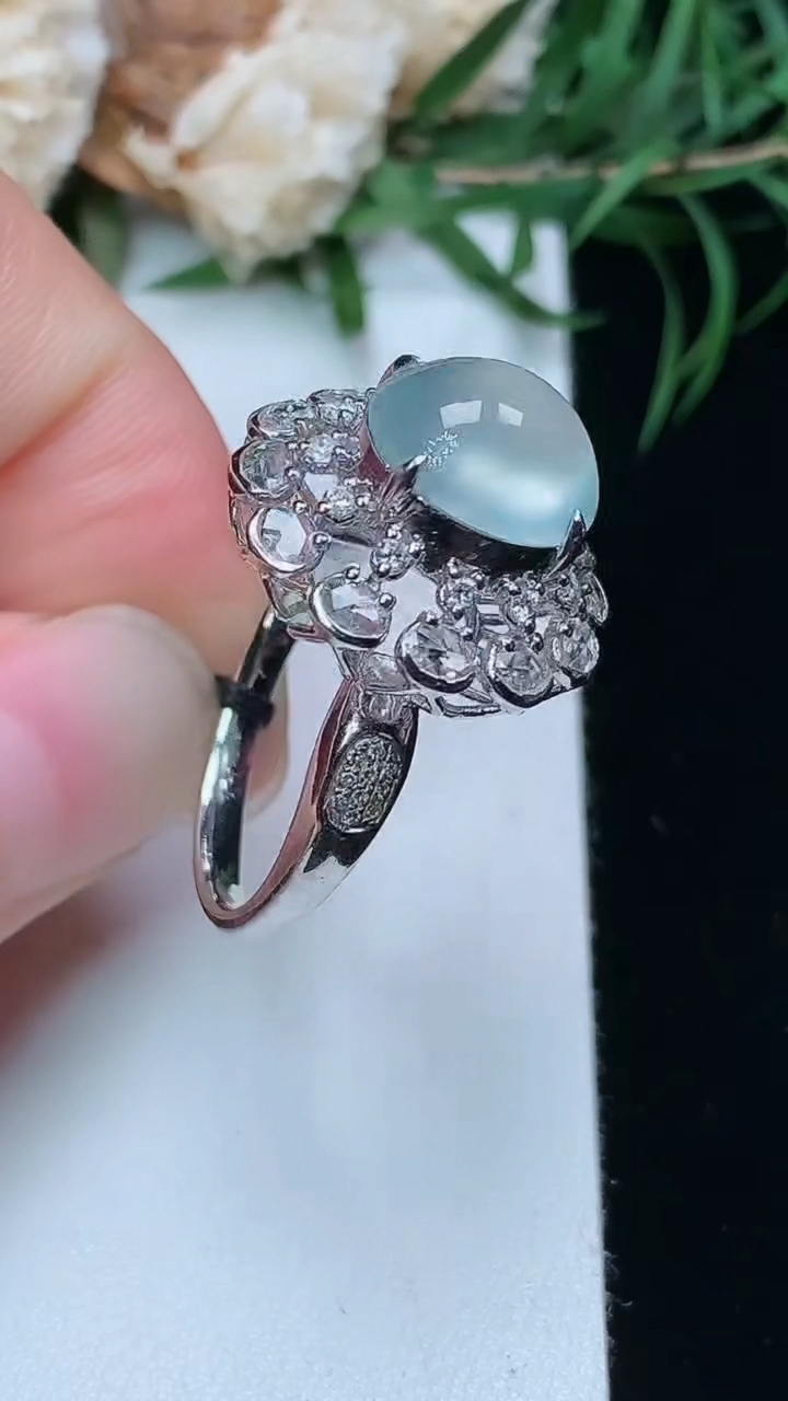 天然A货翡翠白冰蛋面戒指，尺寸17.2-10.4-9.3，重量:5.20g
3月22日