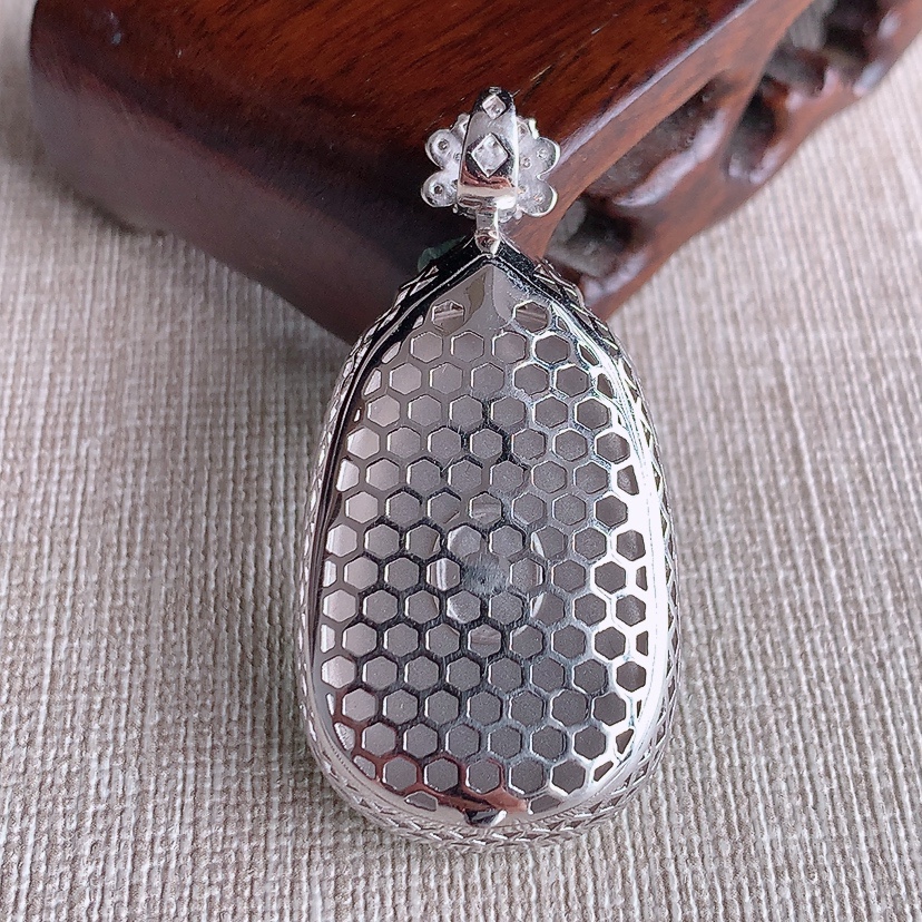 天然A货翡翠18K金伴钻镶嵌阳绿如意吊坠 
尺寸45.2-22.8-11裸石31-20.2mm 重量