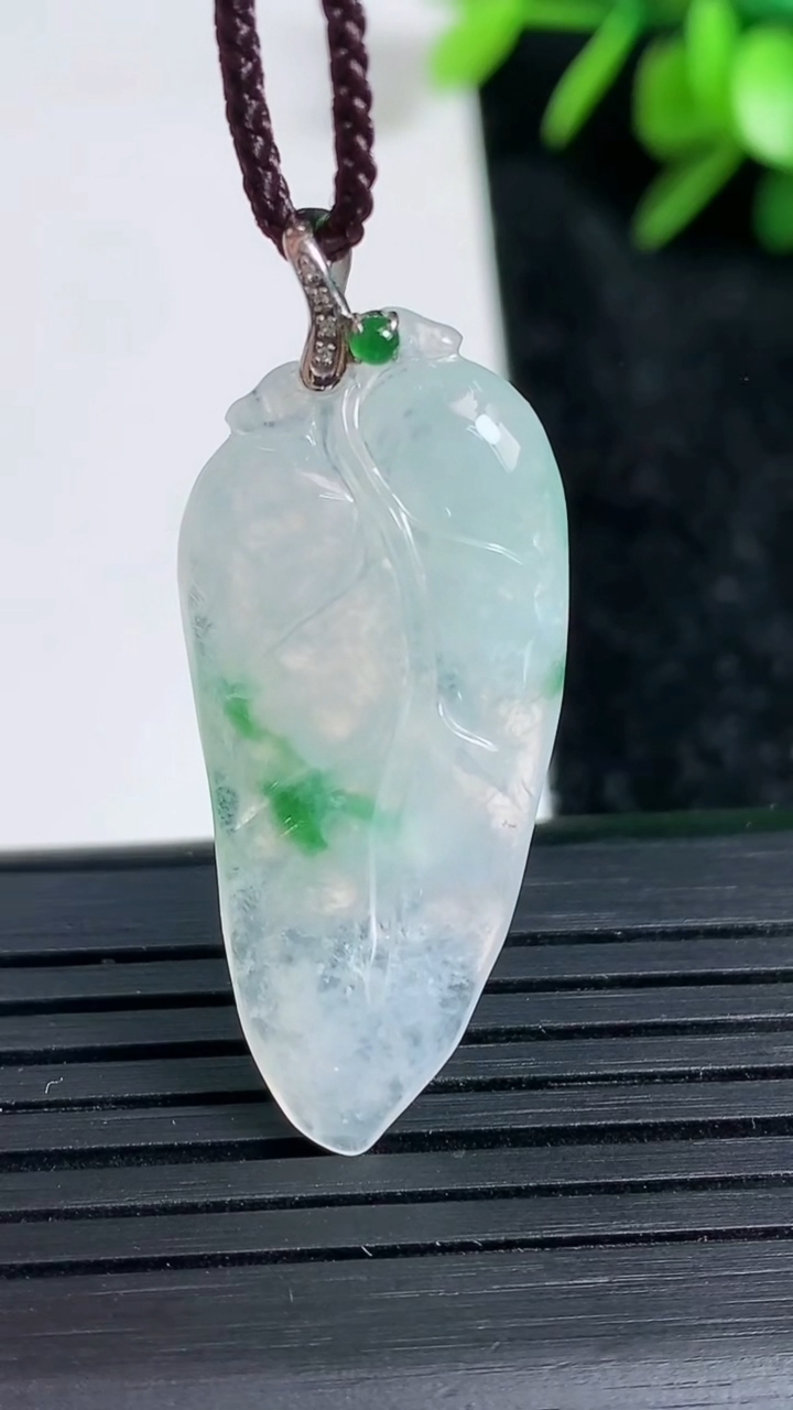 天然A货翡翠金枝玉叶 叶子吊坠尺寸34.8-15.4-4重量:4.40g
3月22日