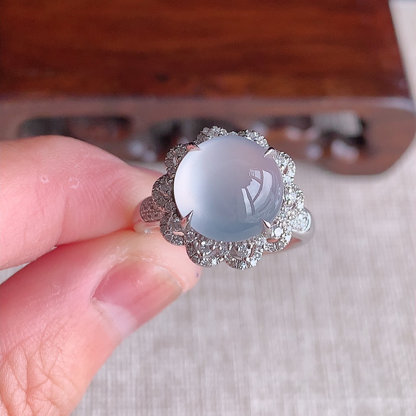 天然A货翡翠18K金伴钻镶嵌白月光蛋面戒指 圈口17.6裸石
尺寸10.6mm 重量5.00g 03