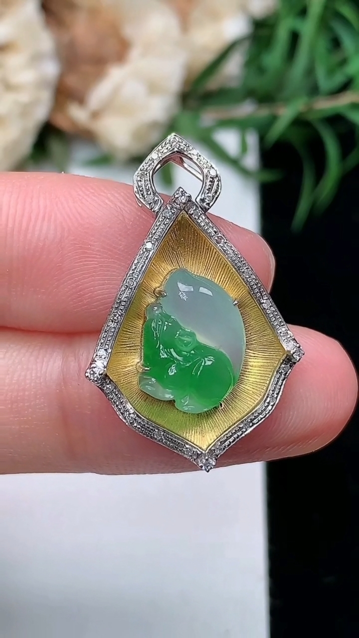 天然A货翡翠松鼠吊坠，尺寸27.2-17.7-4.9，裸石11.5-8.5，重量:2.13g
3月22日