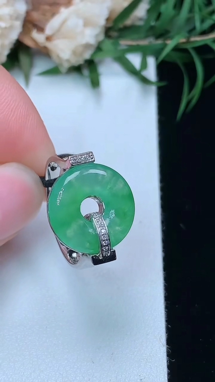 天然A货翡翠平安环戒指，尺寸17-13.7-3.4，重量:3.90g
3月22日