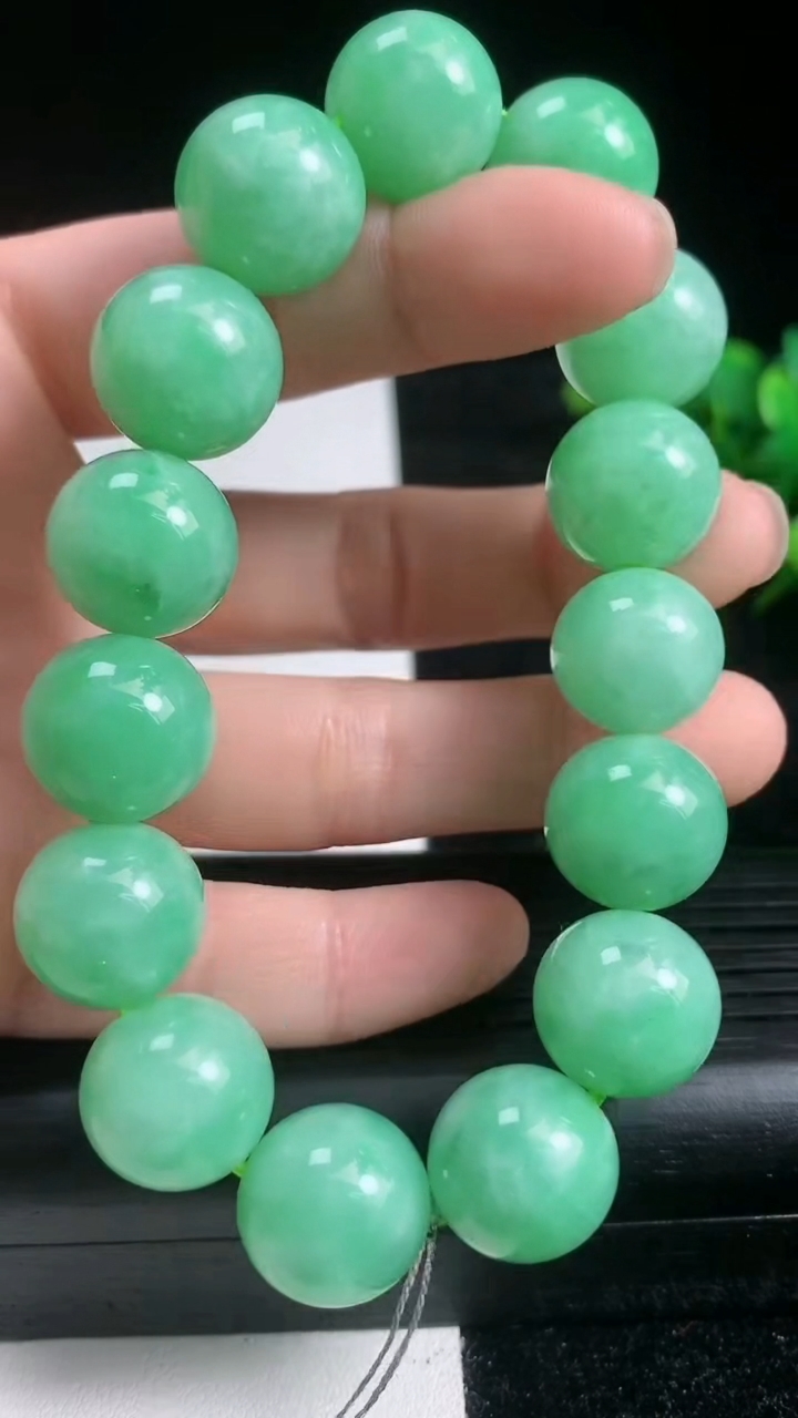 天然A货翡翠圆珠手串尺寸14.3-15颗重量:69.84g3月22日
工厂直销收藏佳品,种好水足，色泽均匀，有种有色，上手高大气！