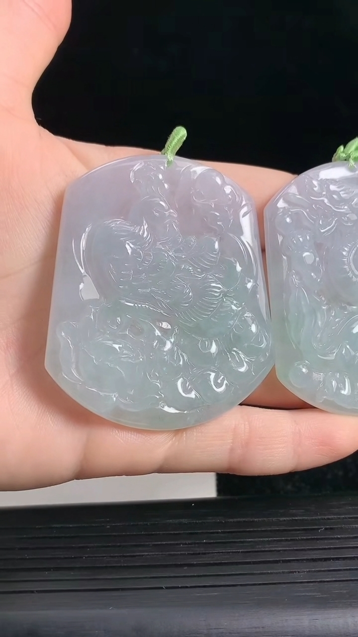 天然A货翡翠龙凤呈祥吊坠一对尺寸52.9-45-5.2重量:53.72g
3月22日