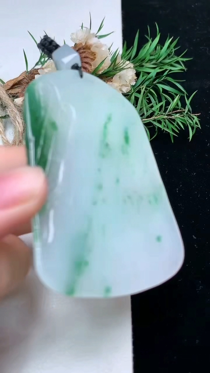 天然A货翡翠素衣观音吊坠，尺寸65.6-47-5.8，重量:41.01g
3月22日