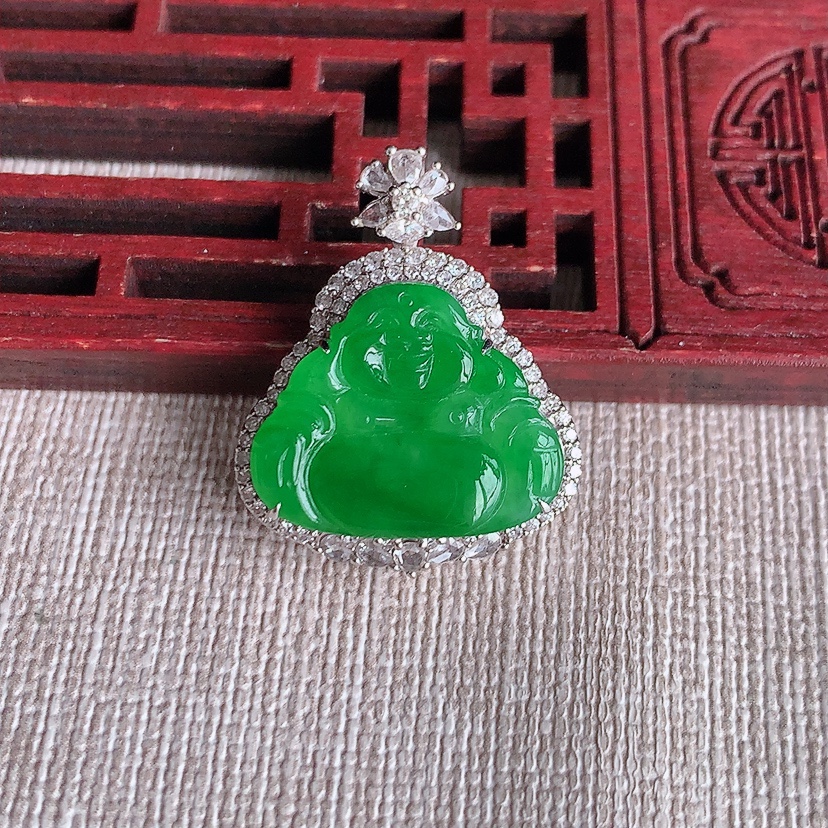 天然A货翡翠18K金伴钻镶嵌阳绿佛公吊坠 
尺寸26.8-21.3-7.8裸石15.5-18.8mm