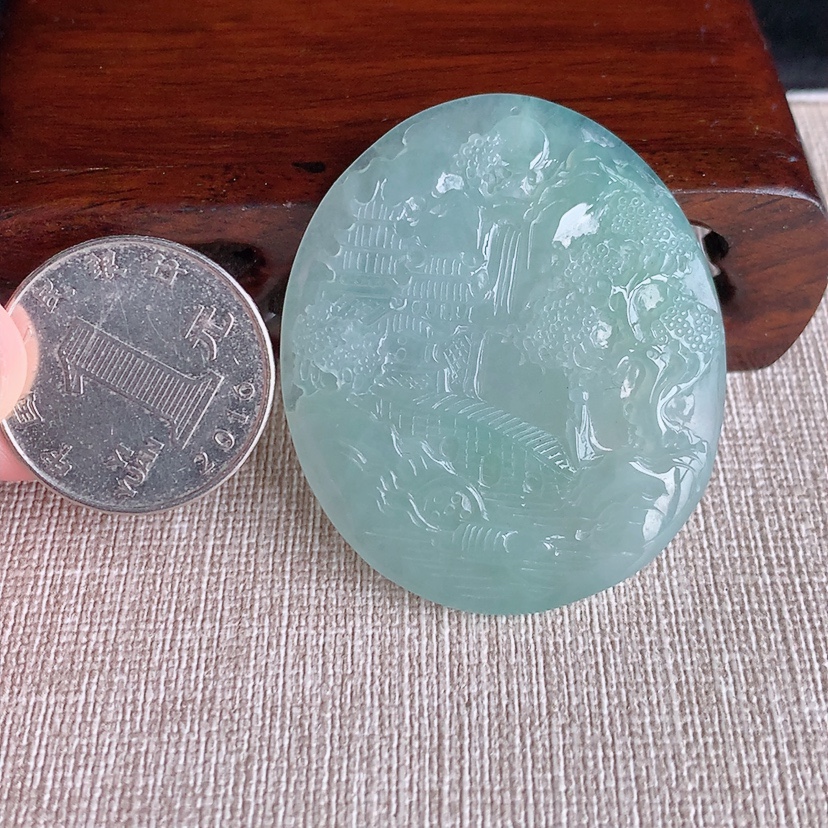 天然A货翡翠晴水一刀切意境山水牌吊坠 
尺寸47-40-5.8mm 重量23.43g 0322