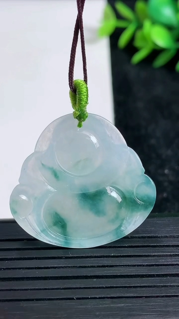 天然A货翡翠飘花佛公吊坠尺寸29.5-31.9-5.2重量:8.00g
3月22日