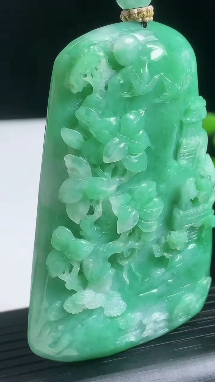 天然A货翡翠山水牌吊坠尺寸68.2-46.5-9.2重量:67.40g
3月22日