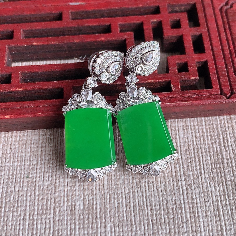 天然A货翡翠18K金伴钻镶嵌阳绿无事牌耳坠 
尺寸12-10.2-6.3mm 重量5.80g 032