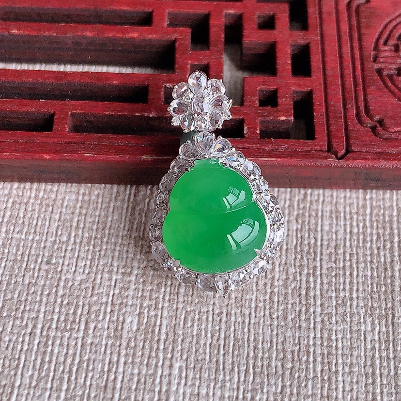 天然A货翡翠18K金伴钻镶嵌阳绿葫芦吊坠 
尺寸26.3-15.4-11.5裸石12.5-11.5mm 重量4.13g 0321