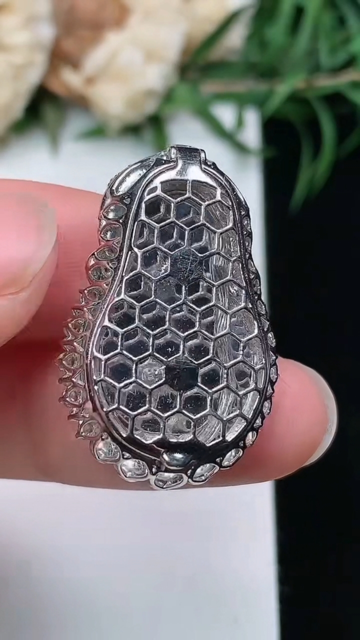 天然A货翡翠天使宝宝吊坠，尺寸27.6-18-9.8，裸石21.5-11，重量:6.15g
3月22日