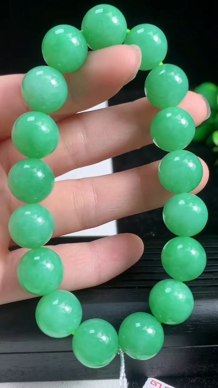 天然A货翡翠圆珠手串尺寸11-17颗重量:46.62g3月22日
工厂直销收藏佳品,种好水足，色泽均匀，有种有色，上手高大气！