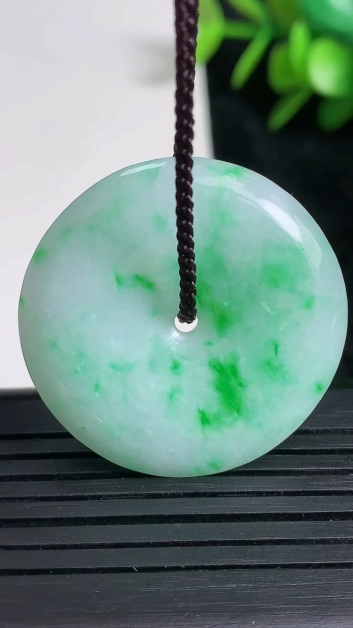 天然A货翡翠平安扣吊坠尺寸33-5.3重量:12.87g
3月22日