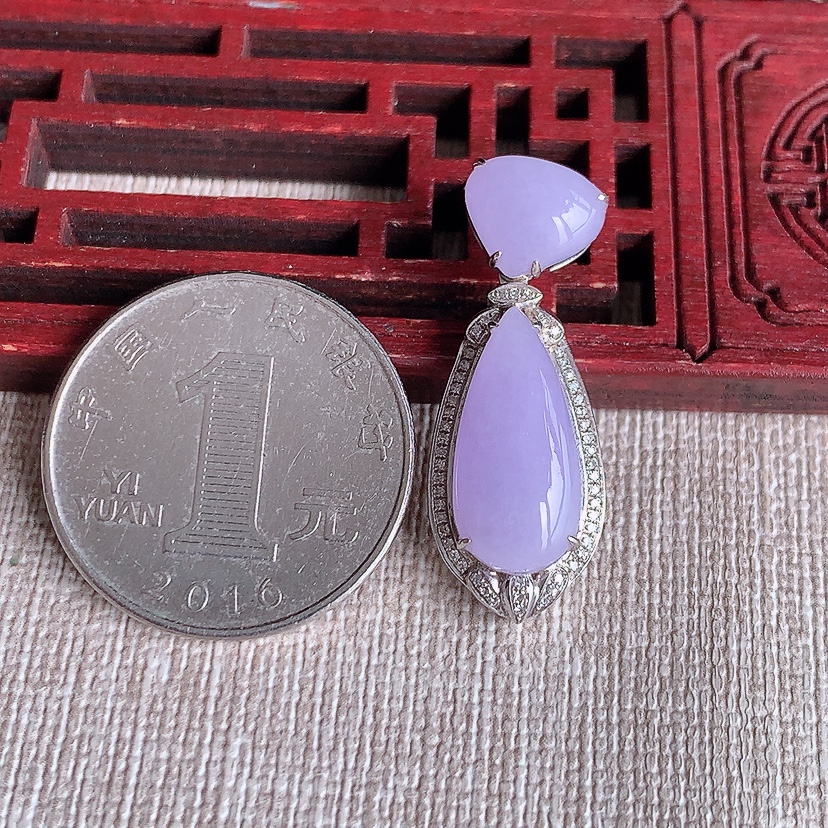 天然A货翡翠18K金伴钻镶嵌紫罗兰水滴吊坠 
尺寸30.8-11.6-7裸石16.8-8.3mm 重量3.75g 0320