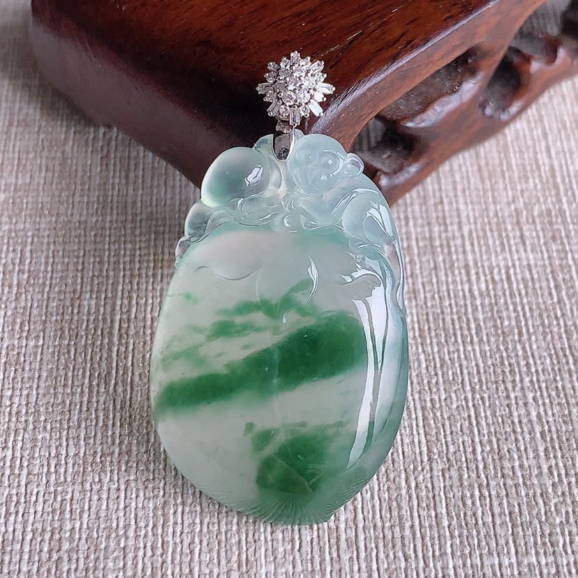 天然A货翡翠18K金伴钻镶嵌飘花寿桃灵猴献寿吊坠 
尺寸43-36.2-23.8-6.3mm 重量1