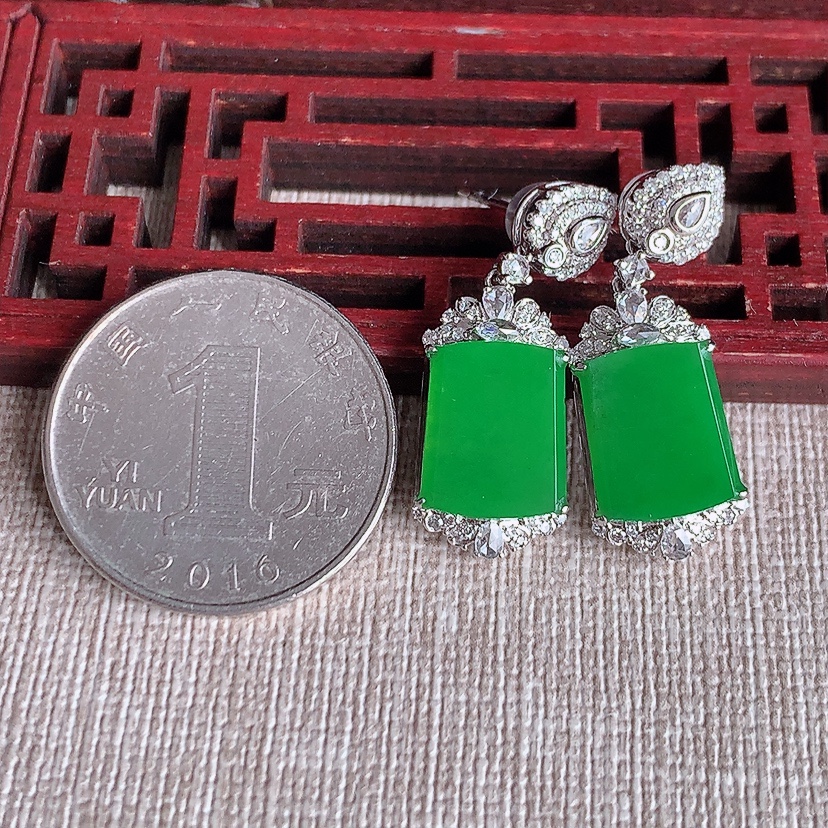 天然A货翡翠18K金伴钻镶嵌阳绿无事牌耳坠 
尺寸12-10.2-6.3mm 重量5.80g 0321