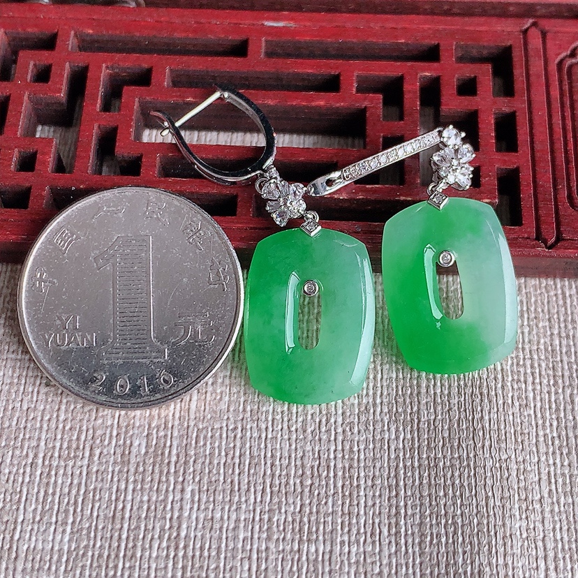 天然A货翡翠18K金伴钻镶嵌飘绿平安环耳坠 
尺寸19.5-14.3-2.6mm 重量5.66g 0320