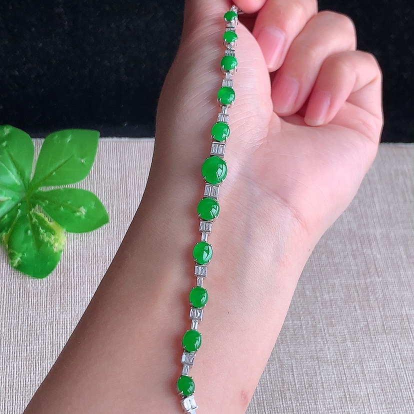 天然A货翡翠18K金伴钻镶嵌阳绿蛋面手链 
尺寸7.5-6.7-4.8mm 重量8.26g 0321
