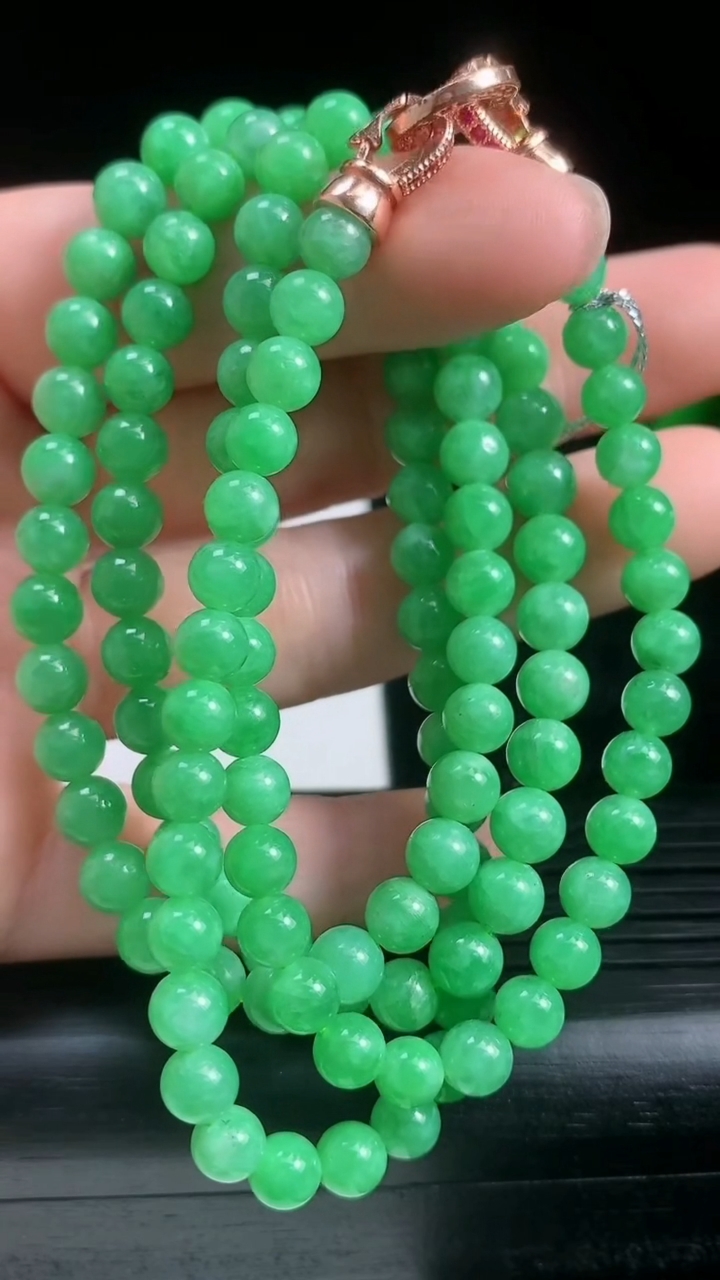 天然A货翡翠圆珠项链尺寸4.9-125颗重量:33.49g
3月22日