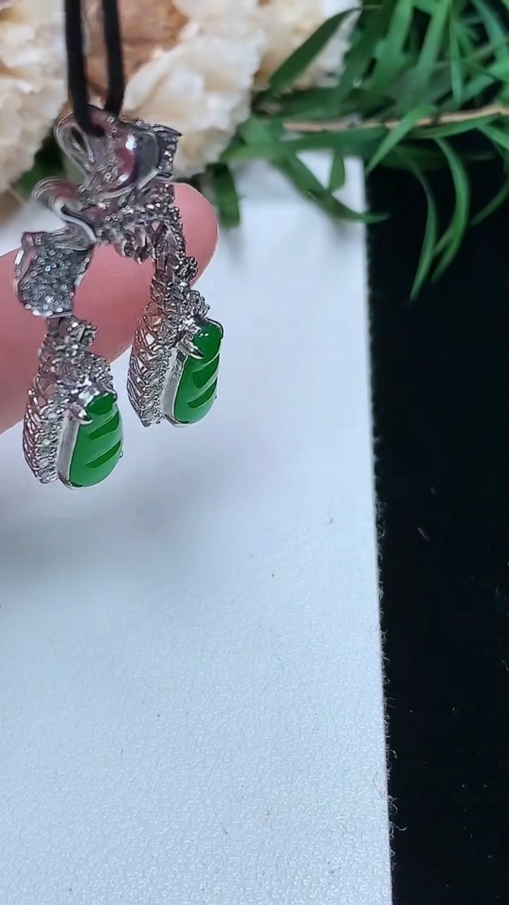 天然A货翡翠福豆吊坠，尺寸32.8-7.9-6.2，裸石10-4.9
3月22日