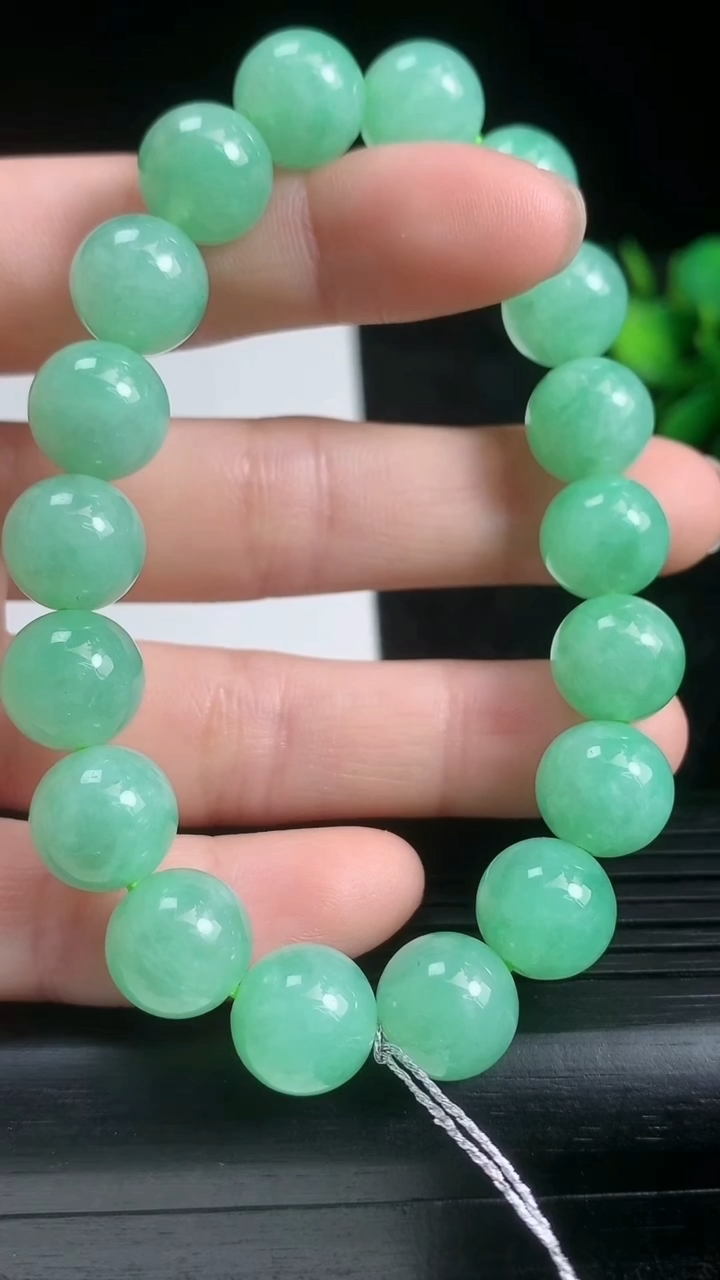天然A货翡翠圆珠手串尺寸10.4-18颗重量:35.60g3月22日
工厂直销收藏佳品,种好水足，色