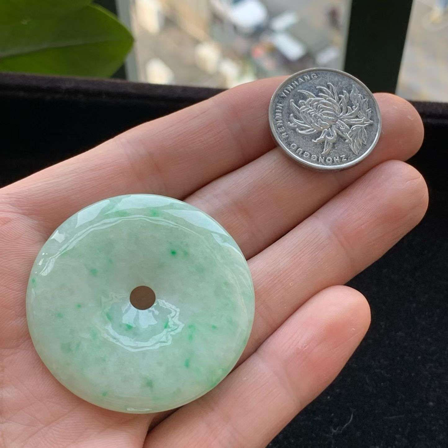 A货天然翡翠冰糯种飘绿平安扣吊坠重量20.69
3月22日