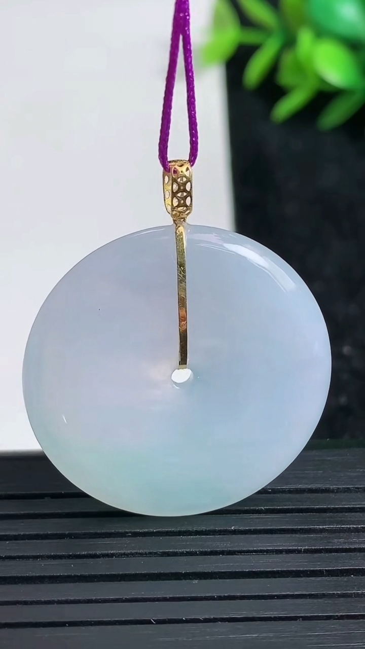 天然A货翡翠18K金春带彩紫罗兰平安扣吊坠尺寸30.8-5重量:10.56g
3月22日