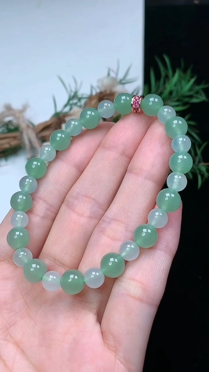 天然A货翡翠圆珠手串，尺寸7.3-6-27颗，重量:15.13g3月22日
工厂直销收藏佳品,种好水足，色泽均匀，有种有色，上手高大气！
