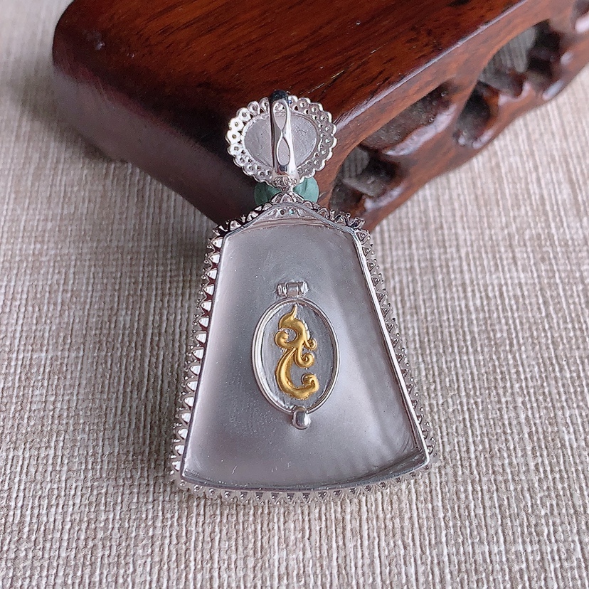 天然A货翡翠18K金伴钻镶嵌满绿无事牌吊坠 
尺寸42-27.3-8.2裸石27.7-24.3mm 