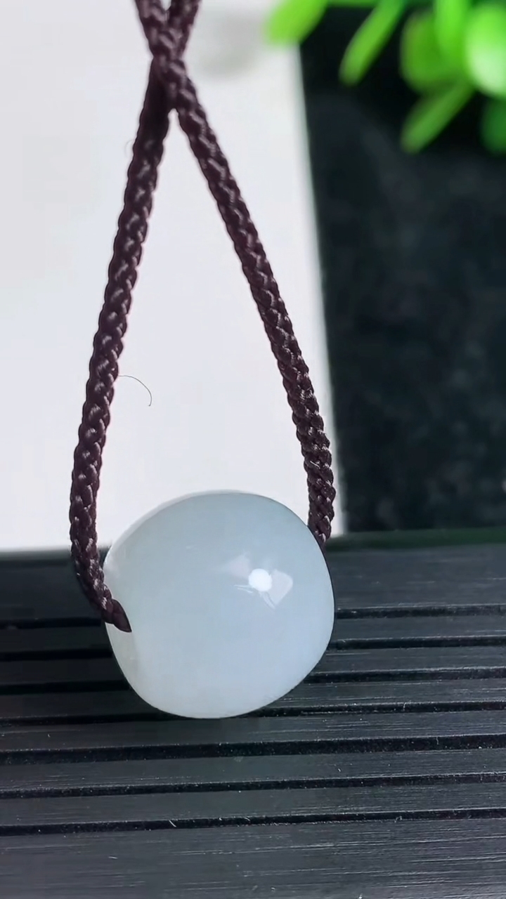 天然A货翡翠飘花路路通吊坠尺寸14.1-12.9重量:5.27g
3月22日