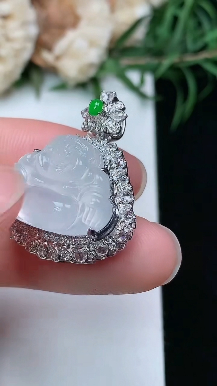 天然A货翡翠白冰佛公吊坠，尺寸27-22.8-11.5，裸石14-18.7，重量:6.64g
3月22日