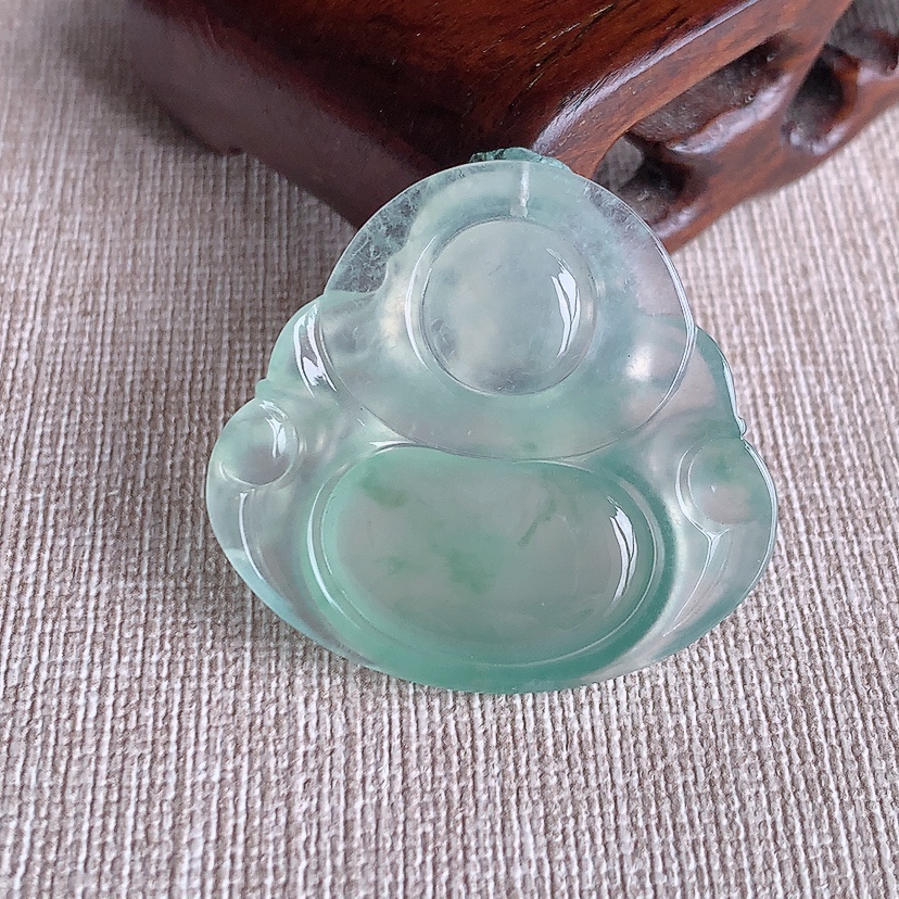 天然A货翡翠晴水佛公吊坠 
尺寸33-35.3-6.5mm 重量11.78g 0321