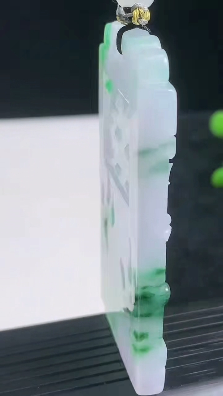 天然A货翡翠龙牌吊坠尺寸65.3-32.5-5.6重量:41.99g
3月22日