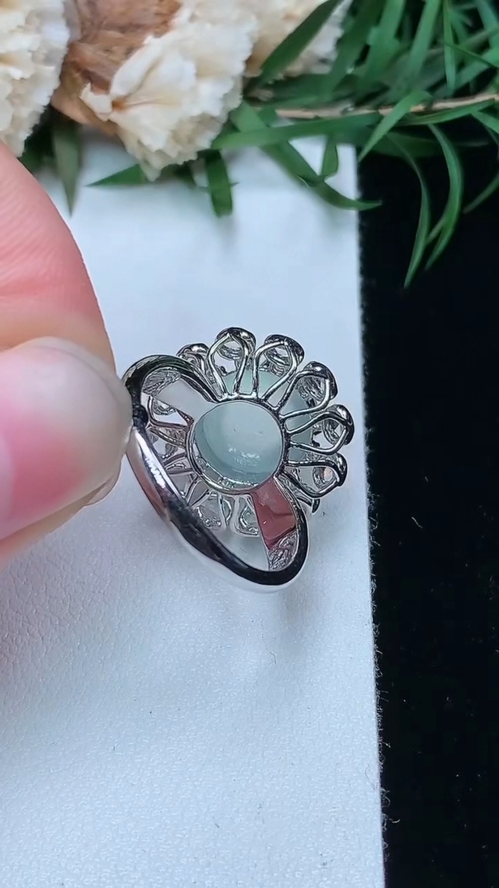 天然A货翡翠白冰蛋面戒指，尺寸17.2-10.4-9.3，重量:5.20g
3月22日