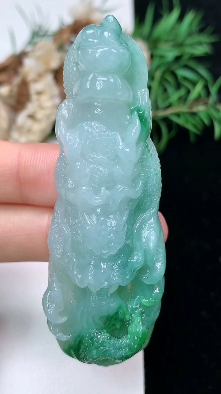 天然A货翡翠龙牌吊坠，尺寸67-23-13.5，重量:35.77g
3月22日