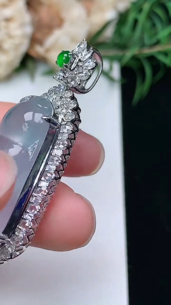 天然A货翡翠飘花福豆吊坠，尺寸43.8-17.6-12，裸石27.5-13.5
3月22日