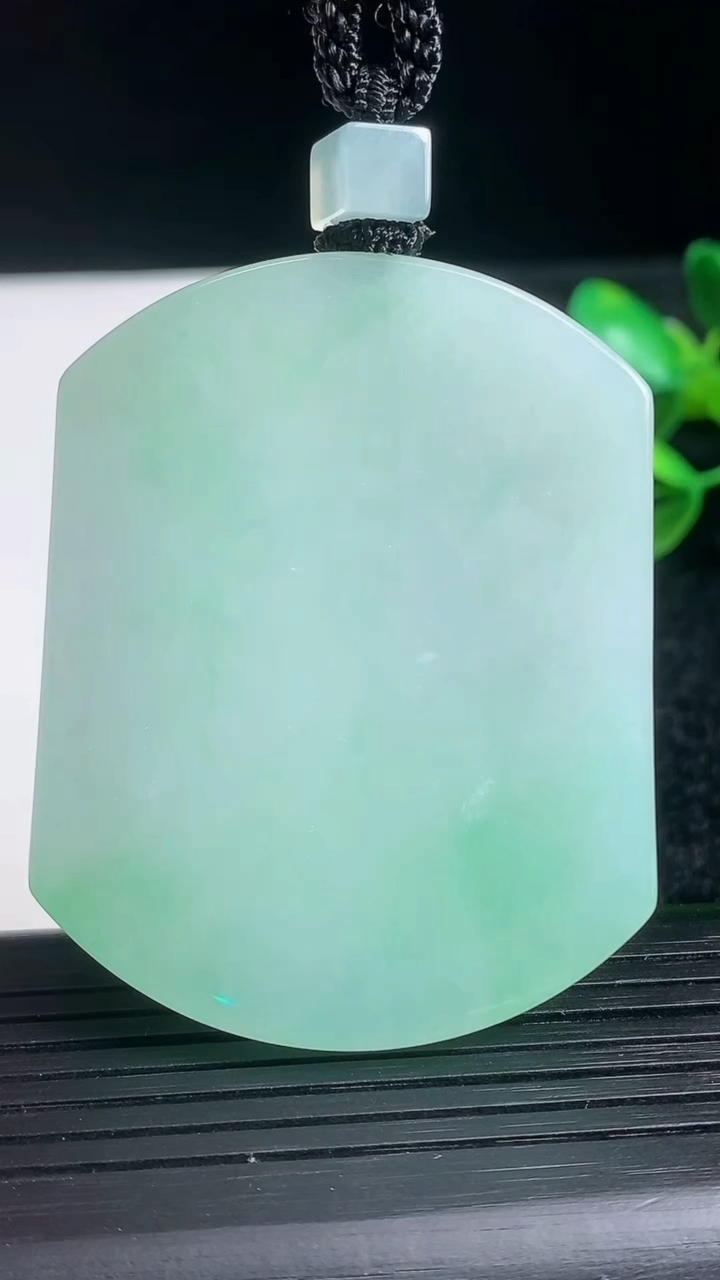 天然A货翡翠无事牌吊坠尺寸54.4-43-5.6重量:45.37g
3月22日