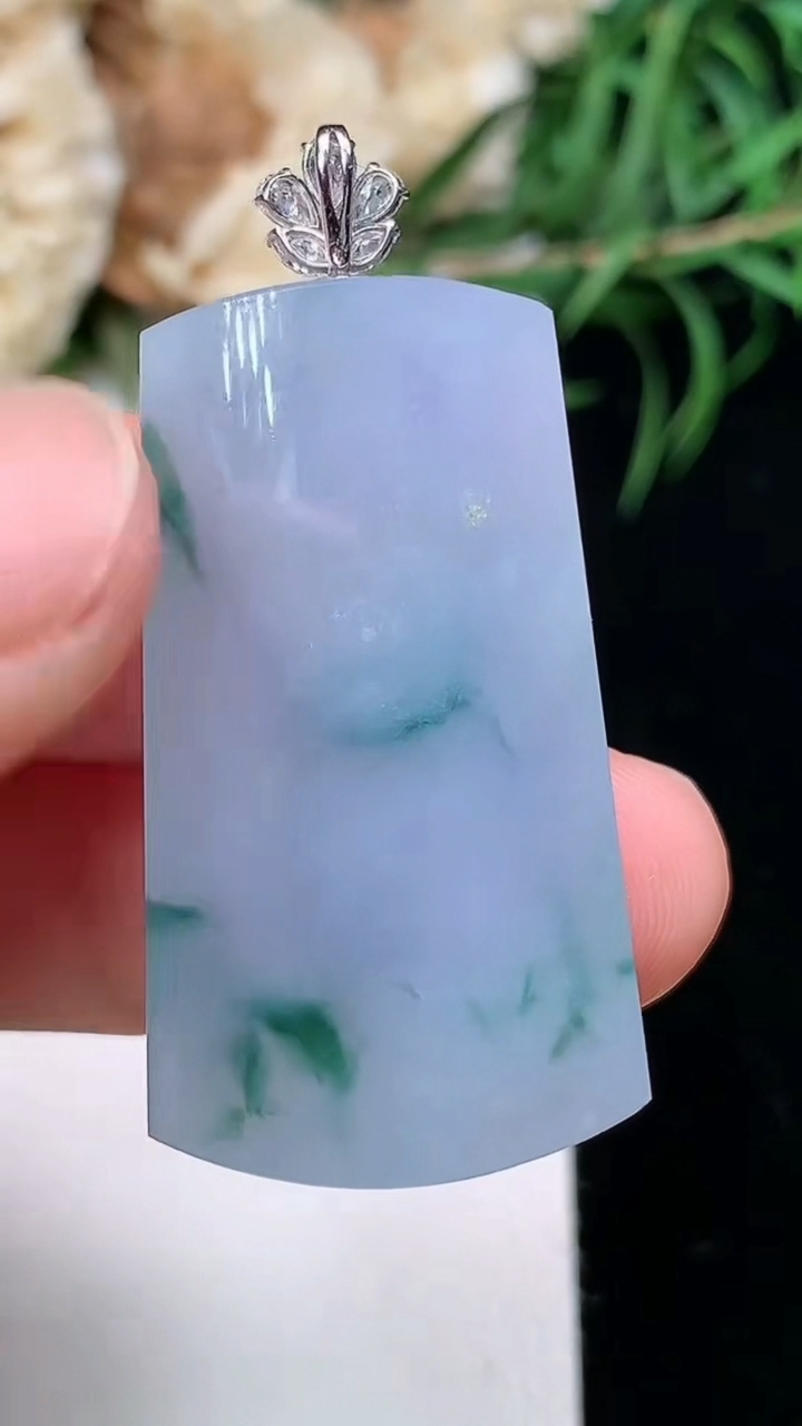 天然A货翡翠紫罗兰 飘花平安柱吊坠，尺寸32.2-18.3-7.4，重量:8.60g
3月22日