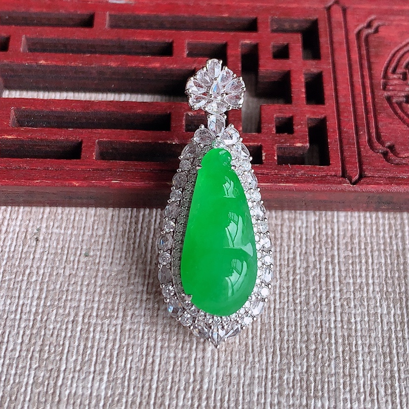 天然A货翡翠18K金伴钻镶嵌阳绿四季豆福豆平安豆吊坠 
尺寸35.2-13.8-11.4裸石19.6