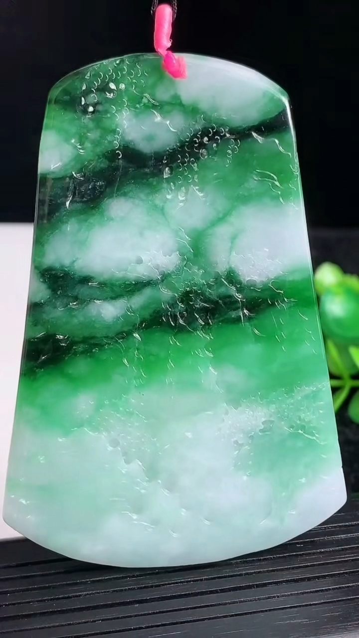天然A货翡翠山水牌吊坠尺寸79.5-53.6-4.9重量:54.62g
3月22日