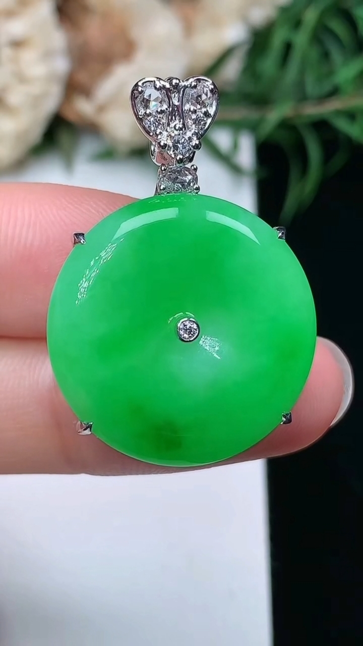 天然A货翡翠平安扣吊坠，尺寸21.5-8.3，重量:7.10g
3月22日