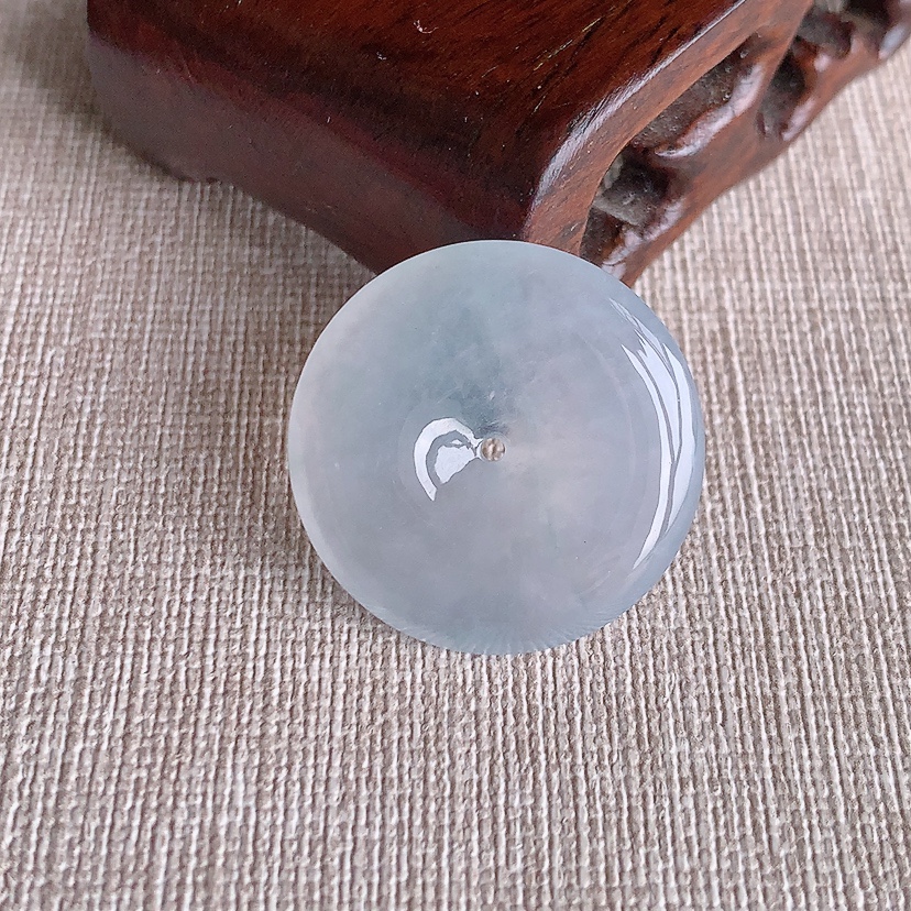 天然A货翡翠白冰白月光平安扣吊坠 
尺寸26.8-5.3mm 重量8.00g 0322