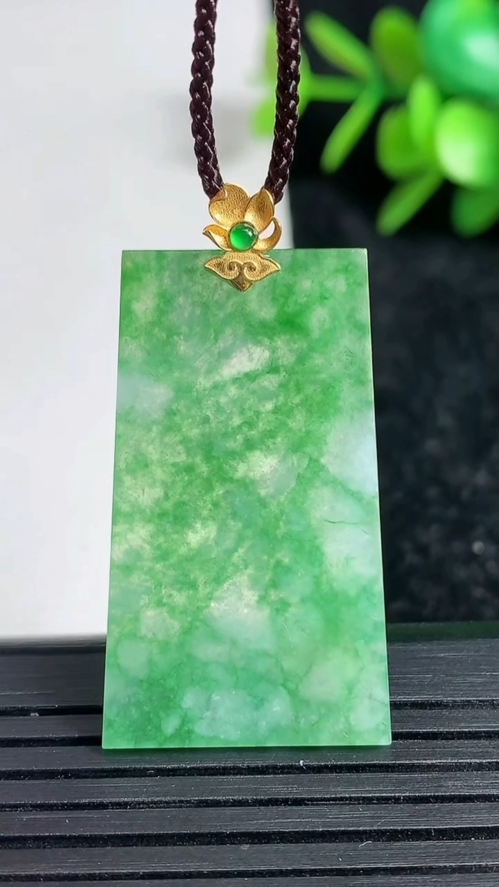 天然A货翡翠无事牌吊坠尺寸35.1-28.4-1.9重量:5.00g
3月22日